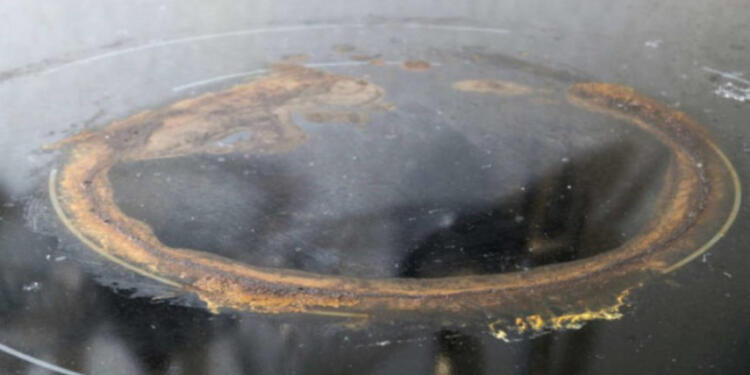 Καμένα λίπη στην κεραμική εστία; Πώς θα την κάνεις σαν καινούργια εξαφανίζοντας και τον πιο επίμονο λεκέ