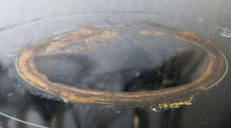 Καμένα λίπη στην κεραμική εστία; Πώς θα την κάνεις σαν καινούργια εξαφανίζοντας και τον πιο επίμονο λεκέ