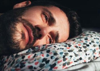 Μάλωνε Καθημερινά με τη Γυναίκα του και με Πολύ Άσχημο Τρόπο. Μία μέρα Ξάπλωσε Δίπλα της και της είπε.