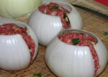 Αδειάζει το κρεμμύδι, το γεμίζει με κιμά και τα τυλίγει με…- Το αποτέλεσμα; Πανδαισία γεύσεων!