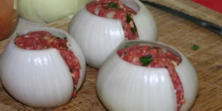 Αδειάζει το κρεμμύδι, το γεμίζει με κιμά και τα τυλίγει με…- Το αποτέλεσμα; Πανδαισία γεύσεων!