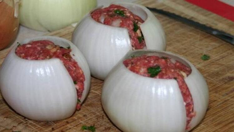 Αδειάζει το κρεμμύδι, το γεμίζει με κιμά και τα τυλίγει με…- Το αποτέλεσμα; Πανδαισία γεύσεων!