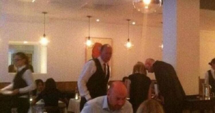 Μια πλούσια γυναίκα προσπαθεί να προσβάλει μια κωφή σερβιτόρα. Ωσπου έγινε αυτό..