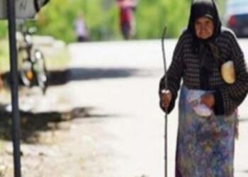 Μια γιαγιά μπήκε ξυπόλητη στο λεωφορείο και βρήκε βοήθεια από αυτόν που κανείς δεν περίμενε