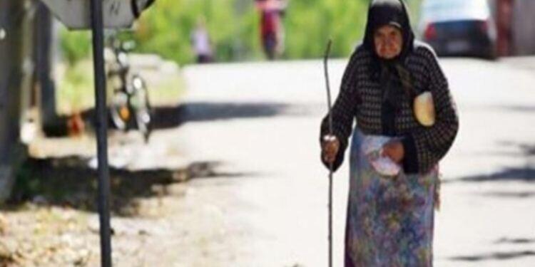 Μια γιαγιά μπήκε ξυπόλητη στο λεωφορείο και βρήκε βοήθεια από αυτόν που κανείς δεν περίμενε