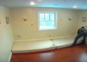 Πήρε Δύο Στρώματα Και Τα «Κόλλησε» Στον Τοίχο. ΤΟ ΑΠΟΤΕΛΕΣΜΑ ΘΑ ΣΑΣ ΞΕΤΡΕΛΑΝΕΙ