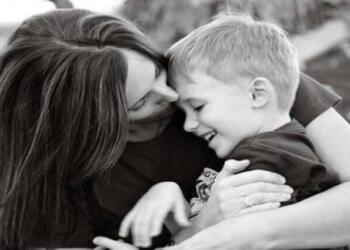 Τον υιοθέτησε όταν ήταν ΜΩΡΟ- 27 χρόνια μετά, κάνει αυτό πίσω από τη πλάτη της…!!!-ΒΙΝΤΕΟ