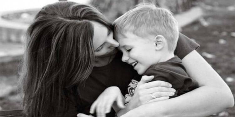 Τον υιοθέτησε όταν ήταν ΜΩΡΟ- 27 χρόνια μετά, κάνει αυτό πίσω από τη πλάτη της…!!!-ΒΙΝΤΕΟ