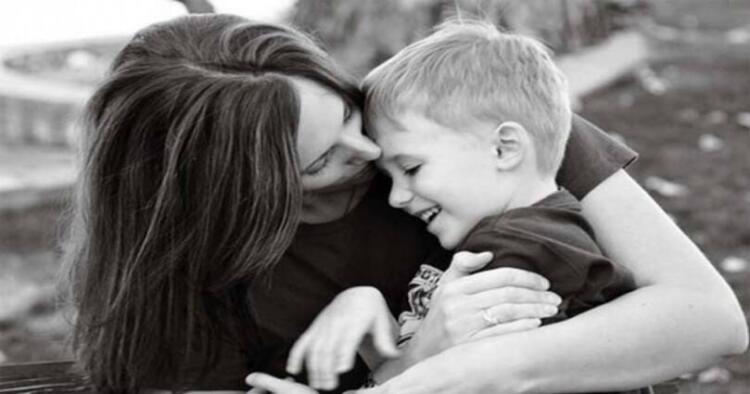 Τον υιοθέτησε όταν ήταν ΜΩΡΟ- 27 χρόνια μετά, κάνει αυτό πίσω από τη πλάτη της…!!!-ΒΙΝΤΕΟ