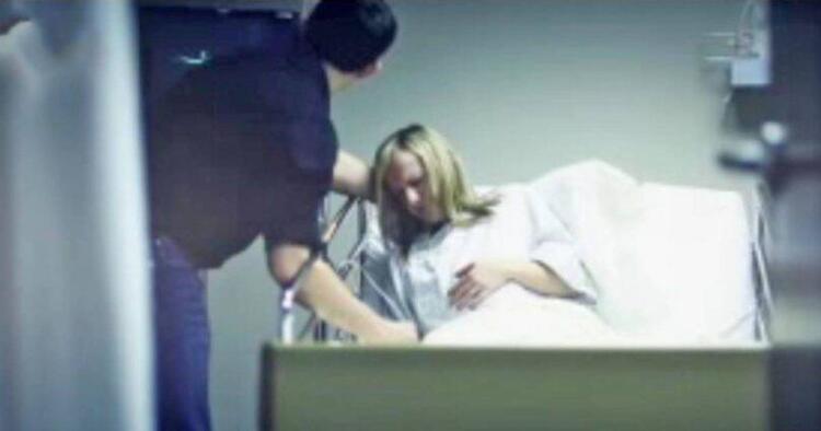 Η μαμά «πεθαίνει» στη διάρκεια της εγκυμοσύνης, τότε ο μπαμπάς της ψιθυρίζει δυο λόγια στο αυτί και μετά γίνεται το θαύμα.