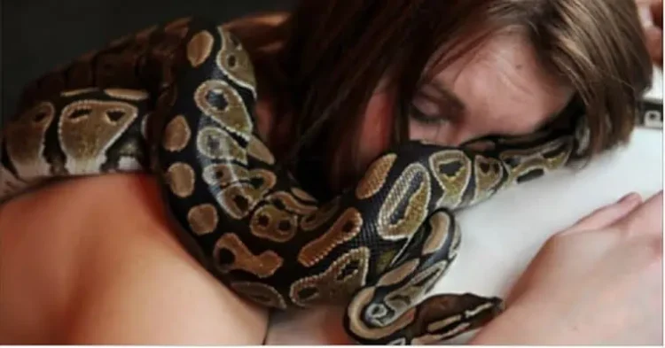 Κάθε βράδυ κοιμόταν αγκαλιά με το Φίδι της, μέχρι που μια μέρα οι Γιατροί της Ανακοίνωσαν την Αλήθεια