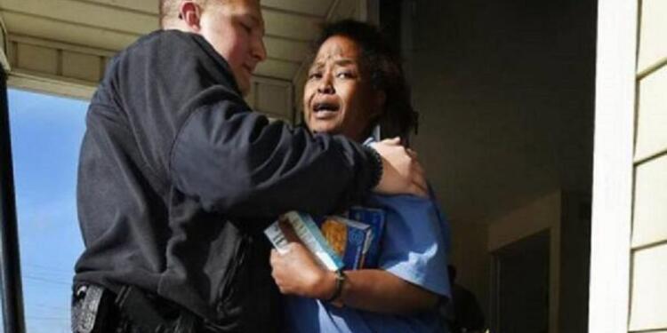 Ένας αστυνομικός συνέλαβε μια γυναίκα που έκλεψε. Κι αντί να την πάει στο τμήμα έκανε κάτι πολύ καλύτερο…