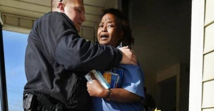 Ένας αστυνομικός συνέλαβε μια γυναίκα που έκλεψε. Κι αντί να την πάει στο τμήμα έκανε κάτι πολύ καλύτερο…