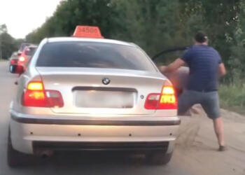 Ρωσία: Οδηγός ταξί πετάει έξω πελάτη επειδή έριξε σκουπίδια από το παράθυρο