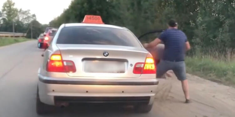 Ρωσία: Οδηγός ταξί πετάει έξω πελάτη επειδή έριξε σκουπίδια από το παράθυρο