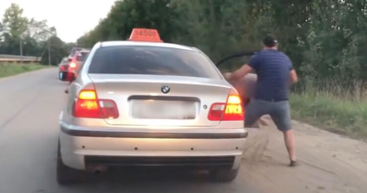 Ρωσία: Οδηγός ταξί πετάει έξω πελάτη επειδή έριξε σκουπίδια από το παράθυρο