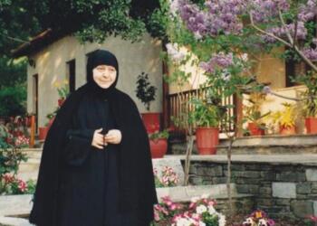 * Την ώρα που θα λέει ο Ιερεύς τό “εξαιρέτως” να σταυρώσεις τον πόνο σου