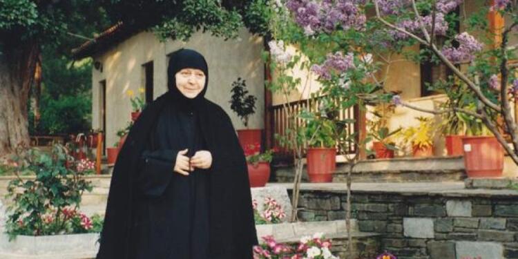 * Την ώρα που θα λέει ο Ιερεύς τό “εξαιρέτως” να σταυρώσεις τον πόνο σου