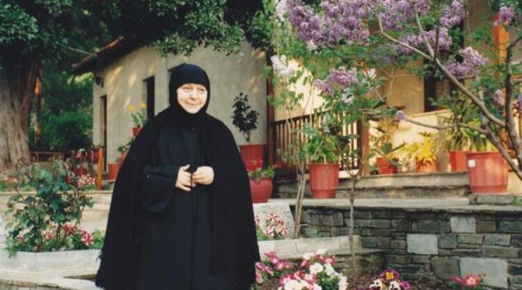 * Την ώρα που θα λέει ο Ιερεύς τό “εξαιρέτως” να σταυρώσεις τον πόνο σου