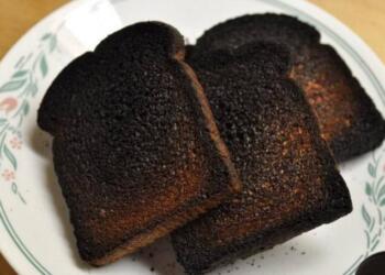 Μια γυναίκα πρόσφερε στον άντρα της για δείπνο ένα καμένο τοστ. Διαβάστε τι της είπε