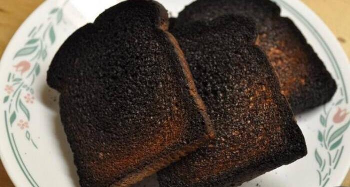 Μια γυναίκα πρόσφερε στον άντρα της για δείπνο ένα καμένο τοστ. Διαβάστε τι της είπε