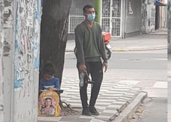 Καθάριζε τζάμια στο φανάρι έχοντας δίπλα του την κόpη του και μια φωτογραφία του άλλαξε τη ζωή