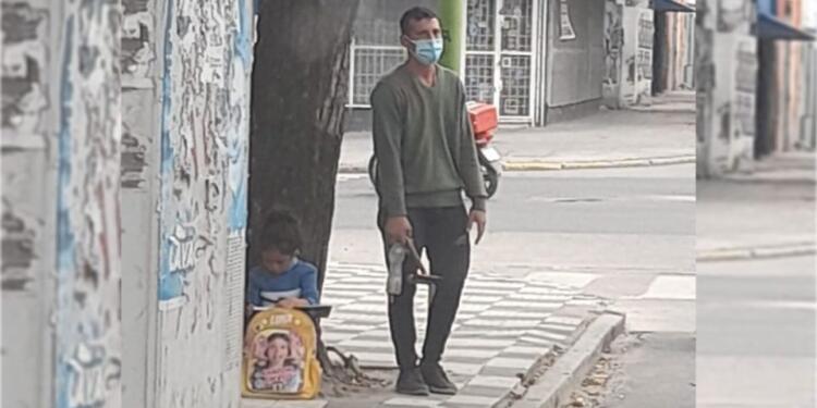 Καθάριζε τζάμια στο φανάρι έχοντας δίπλα του την κόpη του και μια φωτογραφία του άλλαξε τη ζωή