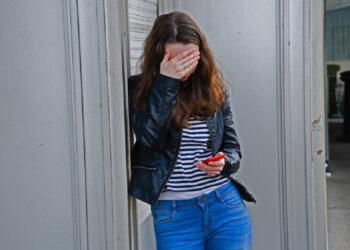 Την Πήραν τηλέφωνο από το Σχολείο και της είπαν πως η Κόρη της έδειρε ένα Αγόρι. Η Απάντησή της; Άφησε άγαλμα την Δασκάλα!