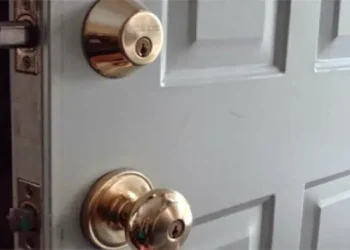 Σοκαριστικό: Τους άνοιξε την πόρτα το παιδί τους που είχε «σκοτωθεί» σε τροχαίο