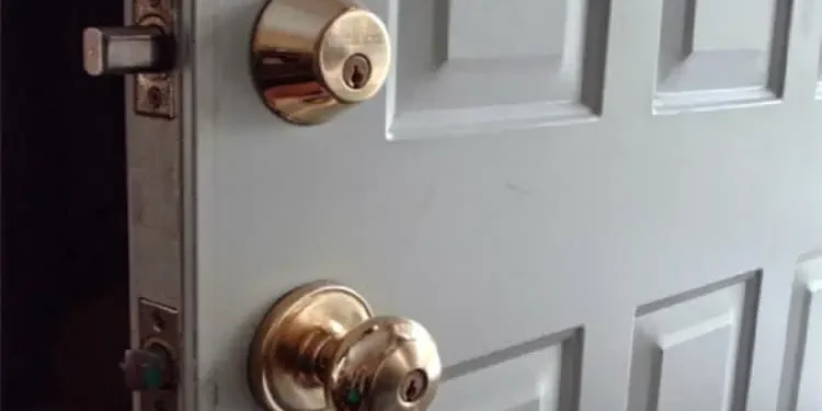 Σοκαριστικό: Τους άνοιξε την πόρτα το παιδί τους που είχε «σκοτωθεί» σε τροχαίο