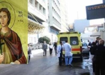 Βοήθησε με γυναίκα, κάποιος με κρατάει από τις μασχάλες και με σηκώνει