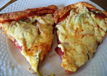 Πίτσα εξπρές με ζύμη που θέλει μόνο 2 υλικά