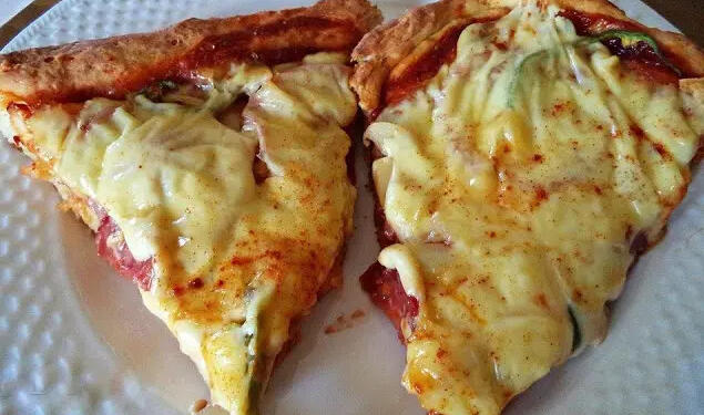 Πίτσα εξπρές με ζύμη που θέλει μόνο 2 υλικά