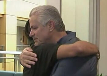 Η μαμά του τον πέταξε σε ένα σκουπιδοτενεκέ όταν ήταν μωρό. Σήμερα συναντά τον άνθρωπο που τον έσωσε