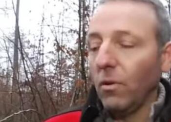 Μάζευε Μανιτάρια όταν είδε ΚΑΤΙ περίεργο κάτω στο Έδαφος. Μόλις το πιάνει στα Χέρια του Συγκλονισμένος συνειδητοποιεί ότι..