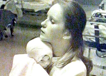 Το 1977 έσωσε ένα Μωρό από τις Φλόγες. 38 Χρόνια αργότερα Βλέπει μια Φωτογραφία στο Facebook και Παγώνει