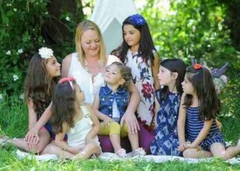 Ανύπαντρη γυναίκα υιοθέτησε 6 ορφανές αδερφούλες για να μην χωριστούν ποτέ η μία από την άλλη