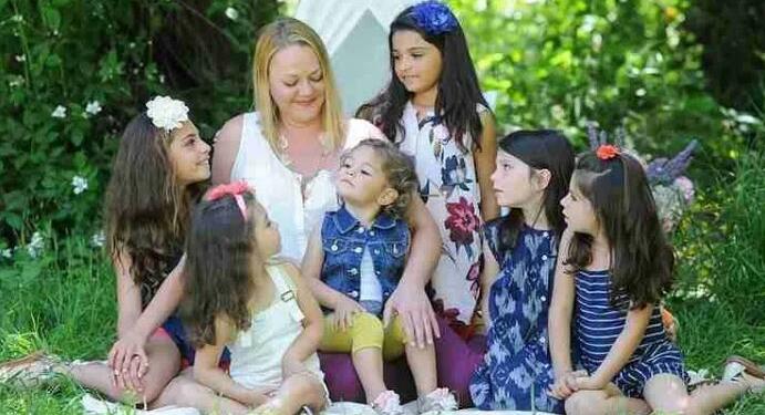 Ανύπαντρη γυναίκα υιοθέτησε 6 ορφανές αδερφούλες για να μην χωριστούν ποτέ η μία από την άλλη