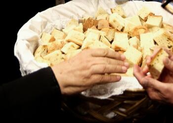 Πως πρέπει να παίρνουμε το αντίδωρο και τι πρέπει να ξέρουμε γι΄αυτο;