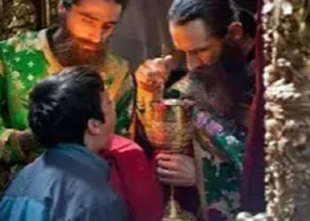 Σκηνές που προκαλούν δέος – Δείτε τι έκανε ένας ιερέας όταν έπεσε το Ιερό Δισκοπότηρο