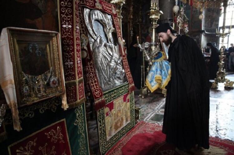 Η Παναγία δεν άφησε νέο προσκυνητή να ασπαστεί την εικόνα της