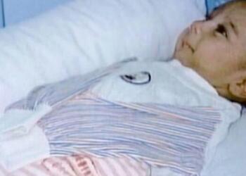 Το Άφησαν Έξω από το Νοσοκομείο και Έφυγαν Τρέχοντας. Όταν οι Νοσοκόμες Κοίταξαν Κάτω από την Κουβέρτα, Δάκρυσαν…