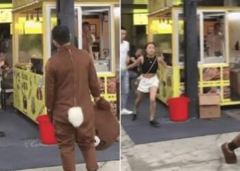 Tαξίδεψε για να της κάνει έκπληξη και την βρήκε αγκαλιά με τον εραστή της. Το χειρότερο απ’όλα; Ήταν ντυμένος αρκούδος!