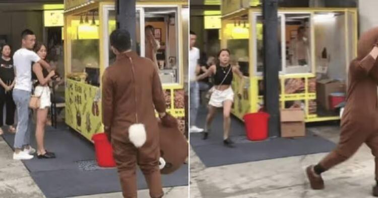 Tαξίδεψε για να της κάνει έκπληξη και την βρήκε αγκαλιά με τον εραστή της. Το χειρότερο απ’όλα; Ήταν ντυμένος αρκούδος!