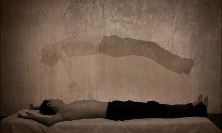 Την ώρα που κάποιος ξεψυχάει ο διάβολος του στέλνει 4 προσβολές – Δείτε ποιες