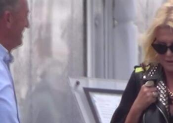 Μαρίνα Πατούλη: Έλιωσαν τα στενά της Μυκόνου… Όλοι έβλεπαν τα πόδια της…