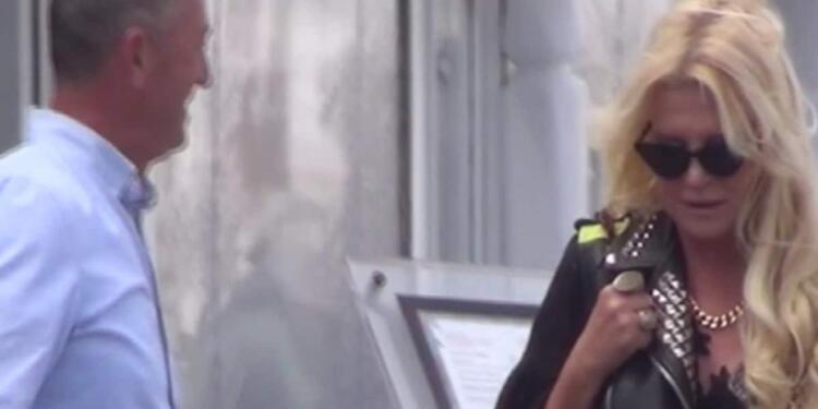 Μαρίνα Πατούλη: Έλιωσαν τα στενά της Μυκόνου… Όλοι έβλεπαν τα πόδια της…