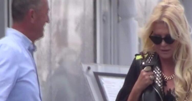 Μαρίνα Πατούλη: Έλιωσαν τα στενά της Μυκόνου… Όλοι έβλεπαν τα πόδια της…