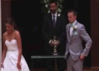 Η νύφη απομακρύνθηκε από τον γαμπρό και εκείνος πάγωσε – Μόλις είδε το χέρι της κατάλαβε ότι…