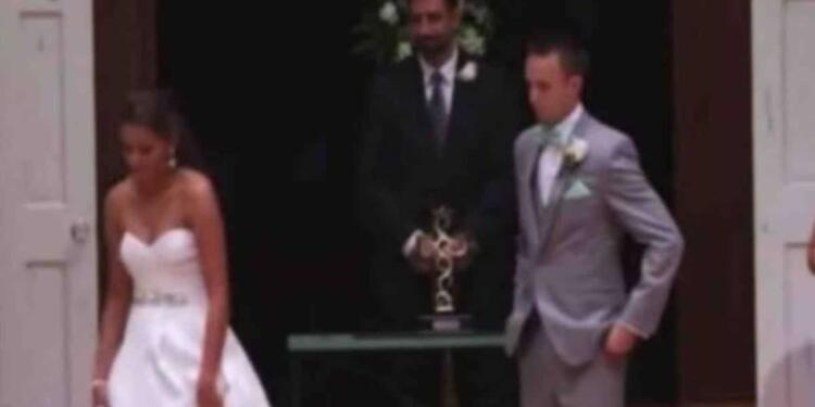 Η νύφη απομακρύνθηκε από τον γαμπρό και εκείνος πάγωσε – Μόλις είδε το χέρι της κατάλαβε ότι…